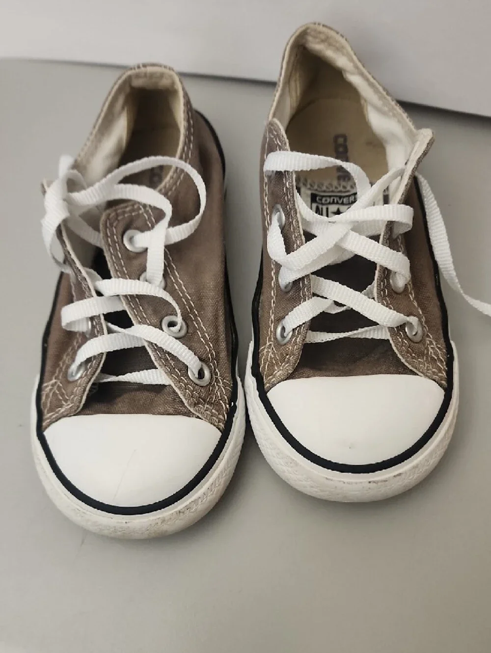 Converse Kids Low Top Sneakers in Gray Size 9c
